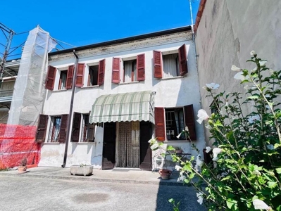 Casa semi indipendente in vendita a Sorga' Verona