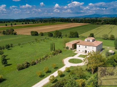 Stupenda Villa con Interni Eleganti + Annessi, vicino a Montepulciano