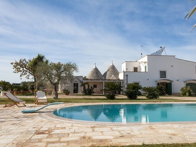 Trulli con piscina privata in Puglia per 8 persone