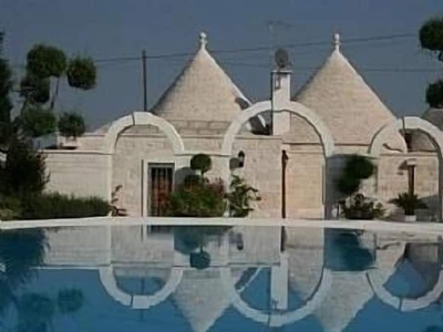 Villa Trullo con grande piscina privata, splendidi giardini, in un ambiente affascinante