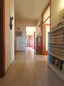 Appartamento in Via Ghino Valenti, Macerata, 8 locali, 2 bagni, 183 m²