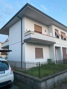 Casa Bi - Trifamiliare in Vendita a Lucca Via della Santissima Annunziata,