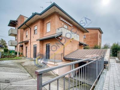 Casa indipendente in Via Olimpiadi, Desio, 3 locali, 2 bagni, con box