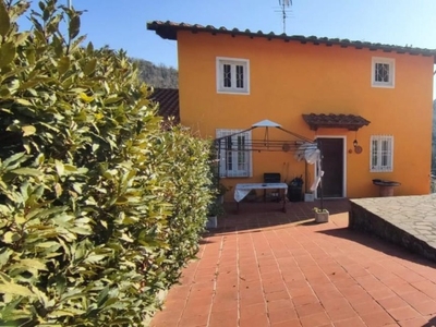 Casa semindipendente a Lucca, 6 locali, 2 bagni, giardino privato