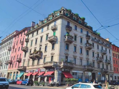 Palazzo a Milano, 8 locali, 2 bagni, 190 m², buono stato in vendita