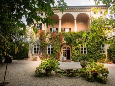 Palazzo storico a Lucca, 50 locali, giardino privato, posto auto