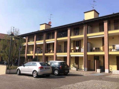 Quadrilocale in Via don Minzoni 24, Burago di Molgora, 1 bagno, garage