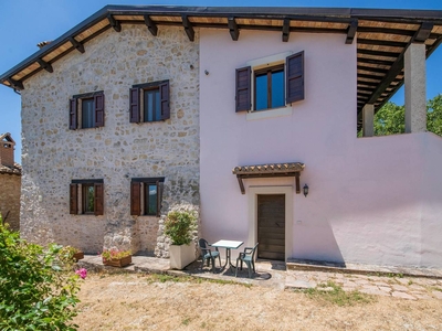 Tranquilla casa vacanze a Sellano con piscina