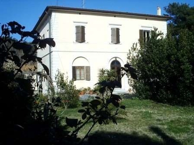 Villa a Livorno, 16 locali, 5 bagni, giardino privato, posto auto