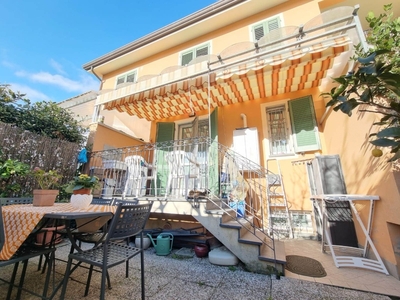 Villa a schiera a Camaiore, 10 locali, 3 bagni, 160 m² in vendita