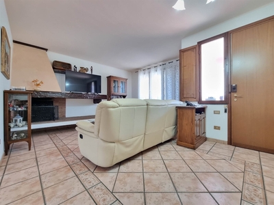 Villa a schiera a Camaiore, 12 locali, 3 bagni, 170 m² in vendita