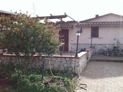 Villa a schiera in Via Astura 43/A, Latina, 12 locali, 4 bagni, 353 m²