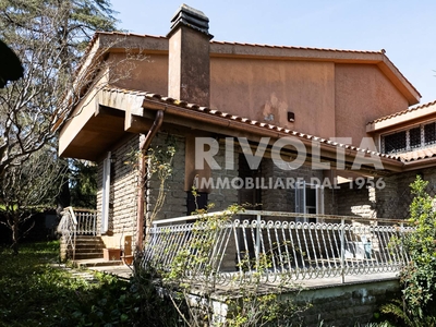 Villa con terrazzo, Manziana quadroni