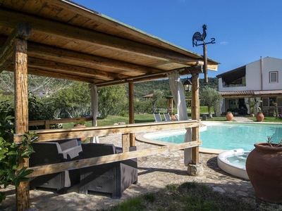 Villa vivace con piscina, cucina e WiFi