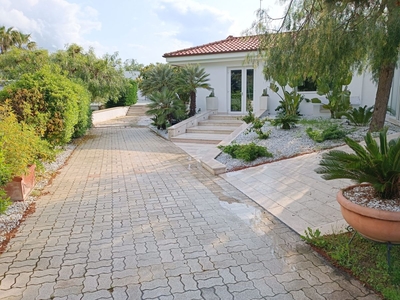 Villa (zona residenziale)/250 mq a Trani (zona MATINELLE)