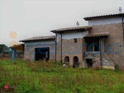 Rustico casale da ristrutturare, in vendita a Vetralla