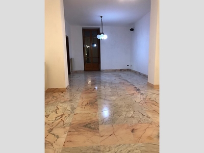 Appartamento in Affitto a Benevento, zona CENTRO STORICO, 1'950€, 400 m²