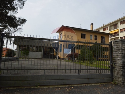 Capannone in Affitto a Varese, zona Zona Borri/ospedali, 3'500€, 700 m²