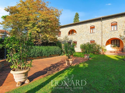 Casa colonica in pietra con giardino privato in Toscana