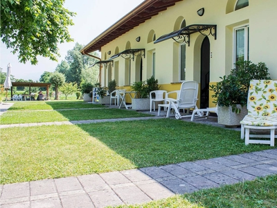 Casa in riva al lago con parcheggio e piscina