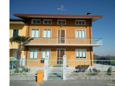 Casa indipendente in vendita a Pasiano di Pordenone, Frazione Azzanello