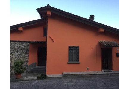 Casa indipendente in vendita a Pellegrino Parmense, Frazione Iggio