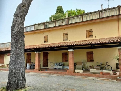 Casa Indipendente in Vendita a Pesaro, 750'000€, 750 m², con Box