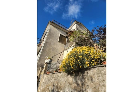 Casa indipendente in vendita a Poggio Catino, Via Roma 37