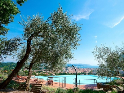 Casale a La Spezia con piscina, idromassaggio e terrazza