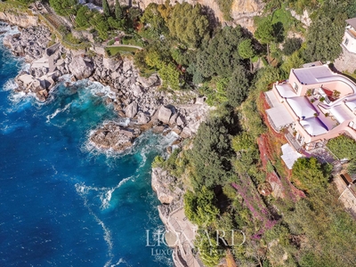 Eccezionale proprietà con guest house e accesso privato al mare in vendita a Positano