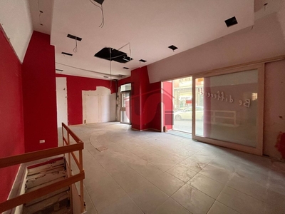 Immobile commerciale in Affitto a Benevento, zona Centro, 900€, 115 m²
