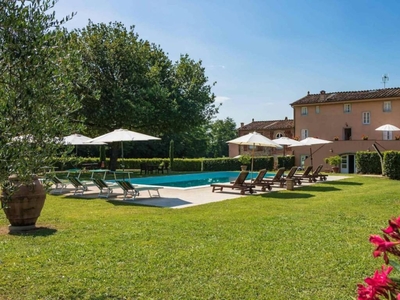 Incantevole casa a Capannori con giardino e piscina