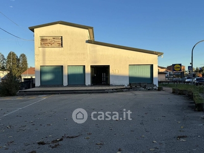 Negozio/Locale commerciale in Vendita in Via C. Battisti 86 a Locate Varesino