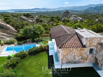 Splendida residenza con giardino e piscina in vendita nella rinomata località di San Teodoro