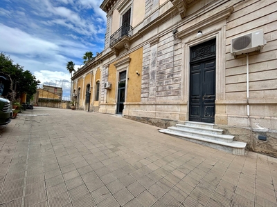 Stabile/Palazzo con terrazzo a Lentini