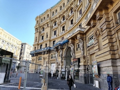 Ufficio in Vendita in Piazza Nicola Amore 6 a Napoli