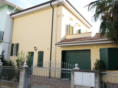 Villa a schiera ristrutturata a Mirandola