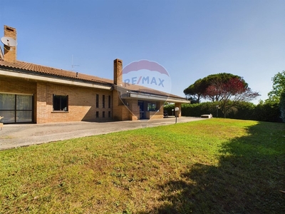 Villa bifamiliare in Affitto a Roma, zona Olgiata, 3'300€, 450 m²