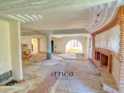 Villa bifamiliare in Vendita a Avellino, 360'000€, 454 m²