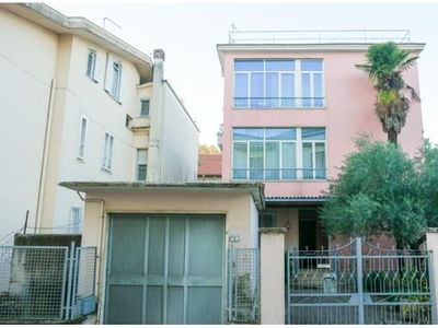 Villa in vendita a Frosinone, Frazione Centro città