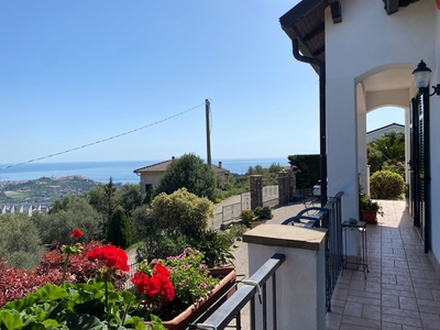 Villa in Vendita a Imperia, zona Poggi, 790'000€, 230 m², con Box