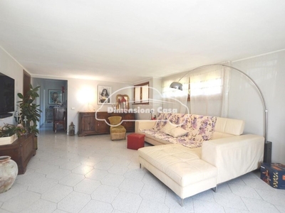 Villa in Vendita a Lucca, zona San Cassiano a Vico, 490'000€, 260 m², con Box
