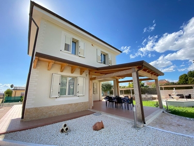 Villa in Vendita a Siracusa, 375'000€, 126 m²