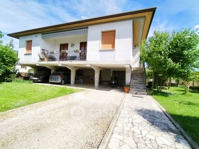 Villa in Vendita in Via Cavalieri di Vittorio Veneto a Ronco all'Adige
