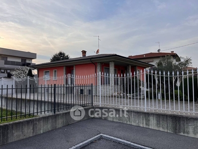 Villa in Vendita in Via I Maggio 6 a Azzano San Paolo