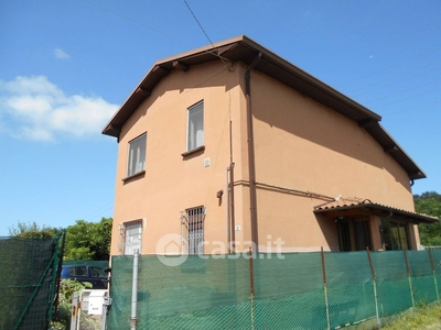 Villa in Vendita in Via Piave a Carugo