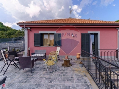 Villa in Vendita in Via San Nicola a Nicolosi