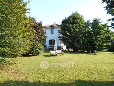 Villa in Vendita in Via Vittorio Veneto a Carugo