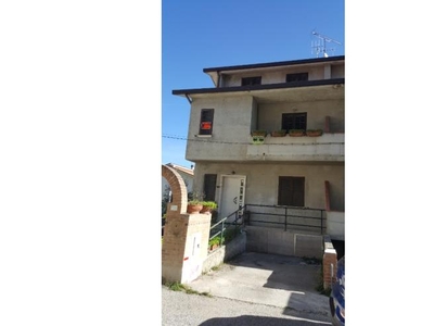 Villetta a schiera in vendita a Campli, Frazione Campovalano, SS81 25