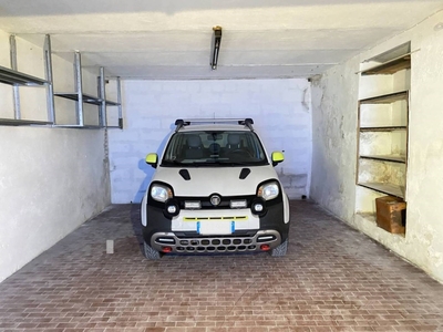 Garage in vendita a Campomorone via del Molino, 4R